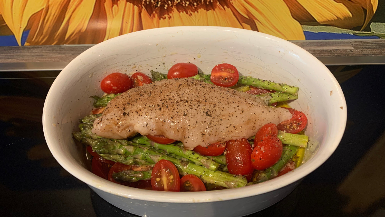 De kip met daar omheen de asperges, tomaatjes en kruiden. Klaar om de oven in te gaan.
STAP 1 van recept Romige pasta met groene asperges en tomaatjes.